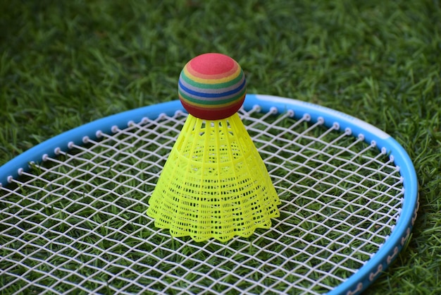 Photo vue rapprochée d'une raquette de badminton sur l'herbe verte