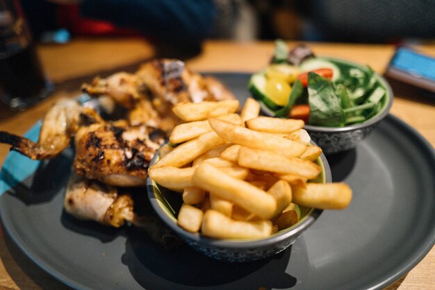 Vue rapprochée d'une restauration rapide dans une assiette sur la table