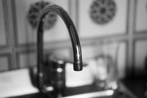 Photo vue rapprochée d'un robinet de cuisine