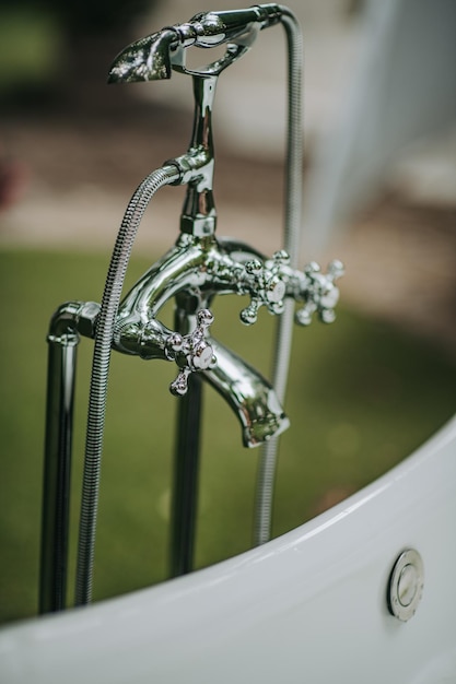 Vue rapprochée d'un robinet dans l'eau