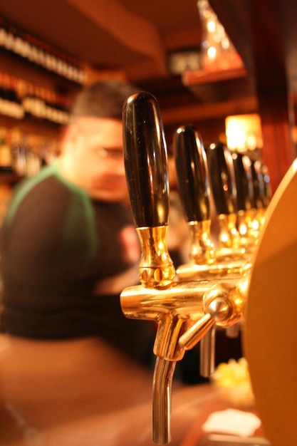 Photo vue rapprochée des robinets d'un bar