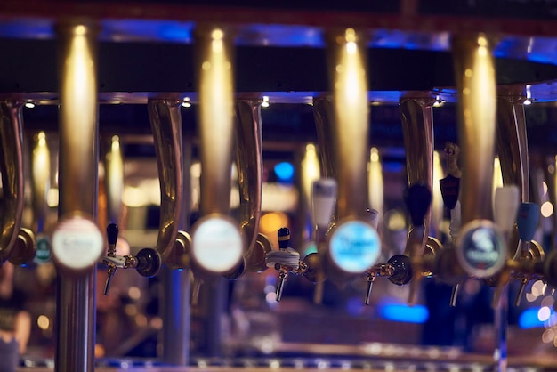 Photo vue rapprochée des robinets de bière au bar