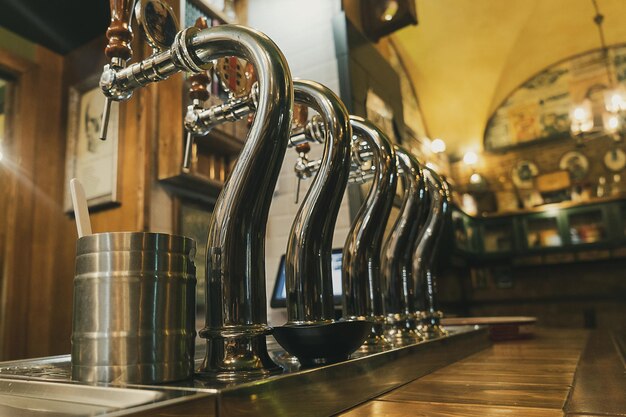 Photo vue rapprochée des robinets de bière dans un bar