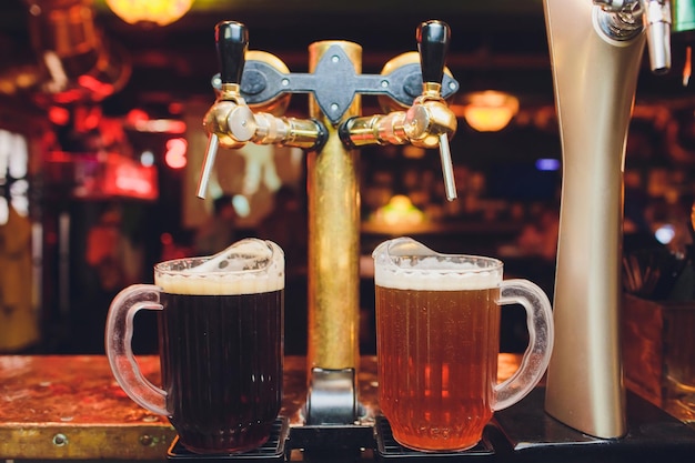 Photo vue rapprochée des robinets de bière en rangée équipement métallique pour bars et mini-brasseries concept d'équipement moderne
