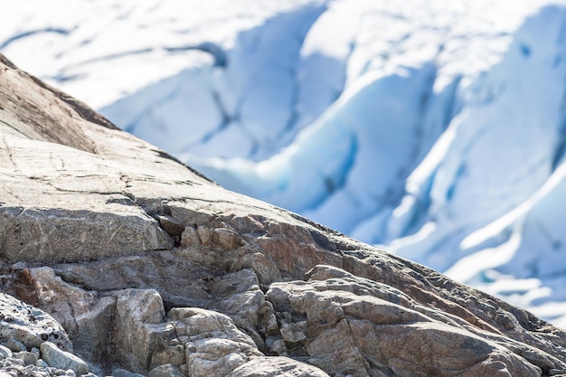 Vue rapprochée d'un rocher par une journée ensoleillée en hiver