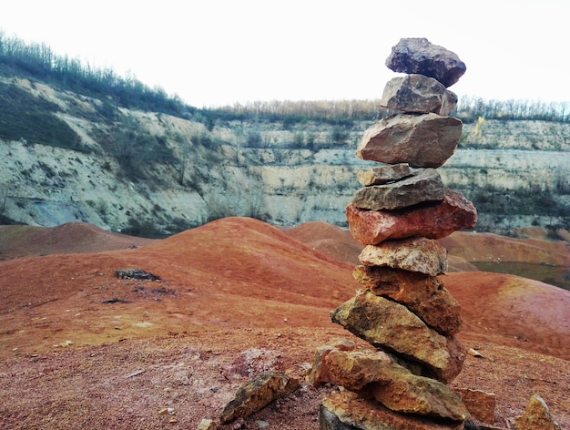 Photo vue rapprochée des rochers l'un sur l'autre contre le ciel