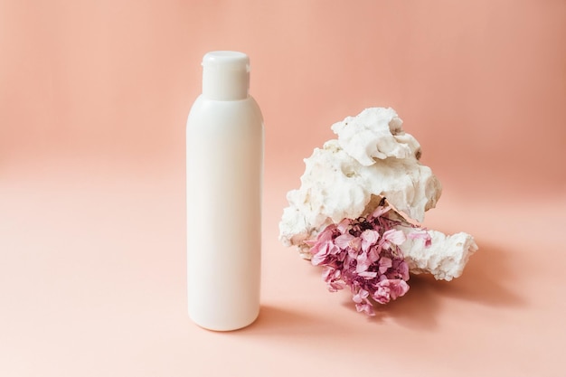 Photo vue rapprochée d'une rose blanche sur la table