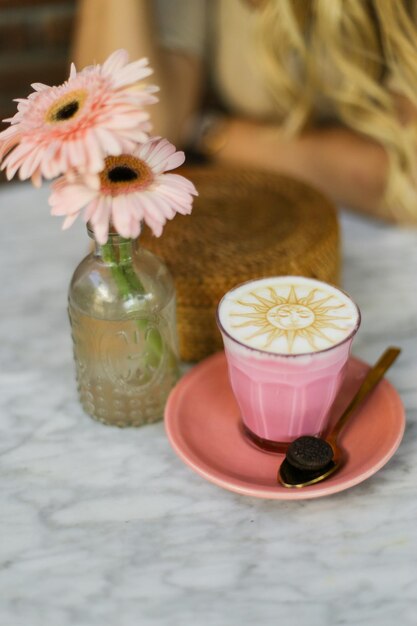 Photo vue rapprochée d'une rose dans un vase sur une table