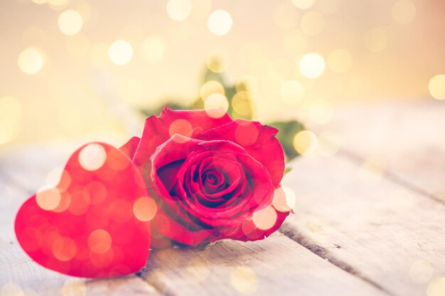 Photo vue rapprochée d'une rose rouge sur la table