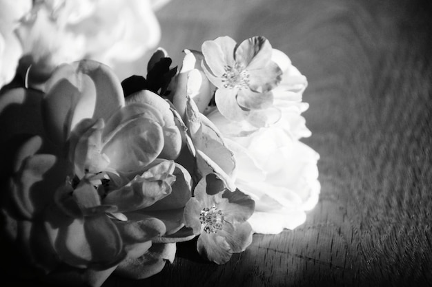 Vue rapprochée des roses blanches sur la table