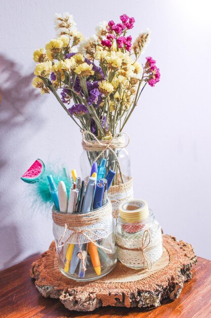 Photo vue rapprochée de roses violettes dans un vase sur la table