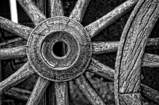 Photo vue rapprochée d'une roue en bois abandonnée