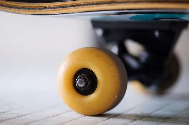 Photo vue rapprochée d'une roue de skateboard jaune sur le sol