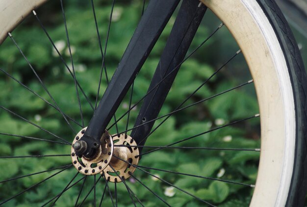 Photo vue rapprochée d'une roue de vélo en plein air