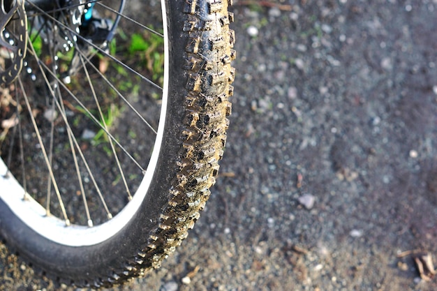 Photo vue rapprochée d'une roue de vélo sur une route de terre