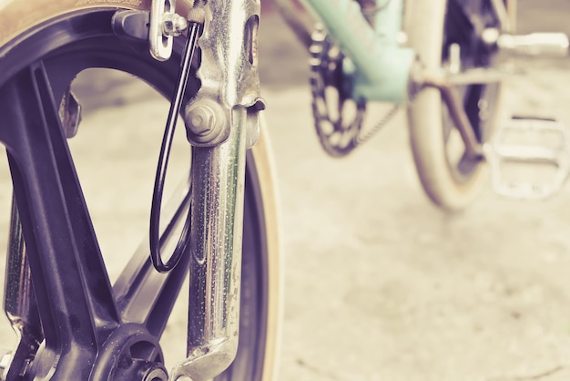 Photo vue rapprochée d'une roue de vélo sur la route