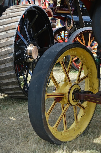 Vue rapprochée des roues sur le terrain