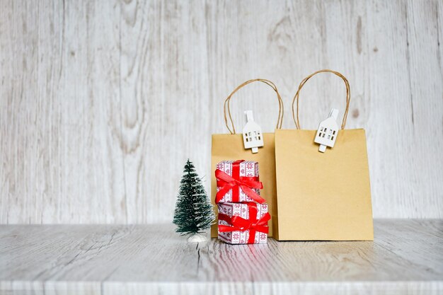 Photo vue rapprochée des sacs d'achat avec une boîte à cadeaux sur une table en bois