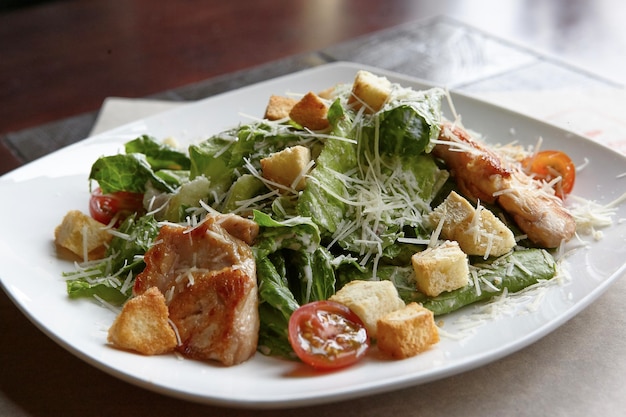 Vue rapprochée d'une salade dans une assiette sur la table