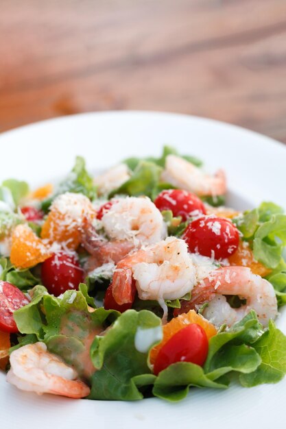 Photo vue rapprochée d'une salade dans une assiette sur la table