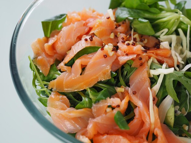 Photo vue rapprochée de la salade dans l'assiette