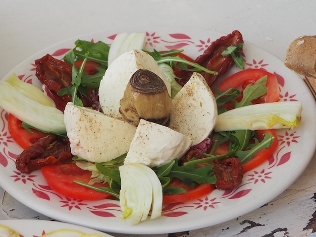 Vue rapprochée d'une salade de fruits dans une assiette sur la table