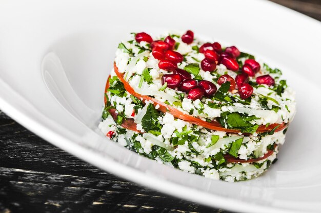 Vue rapprochée d'une salade de fruits dans un bol sur la table