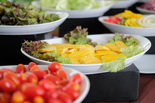 Photo vue rapprochée d'une salade servie dans une assiette sur la table