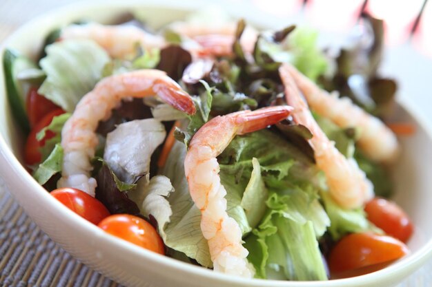 Photo vue rapprochée d'une salade servie dans une assiette