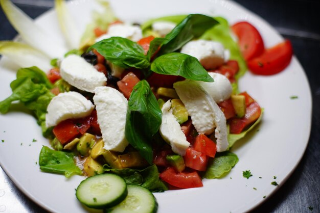 Photo vue rapprochée d'une salade servie dans une assiette