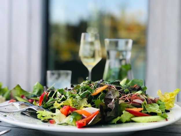 Photo vue rapprochée d'une salade servie sur la table