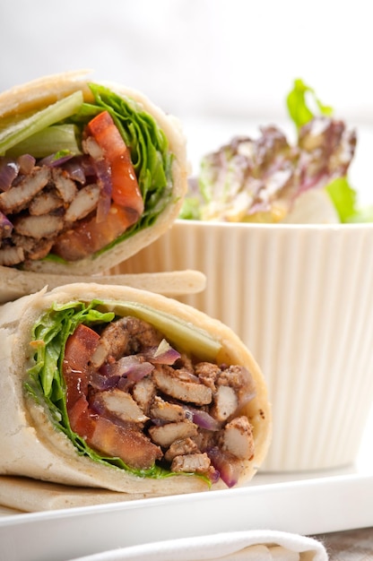 Vue rapprochée d'un sandwich enveloppé sur la table