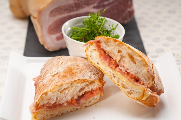 Vue rapprochée d'un sandwich avec des légumes servis dans une assiette
