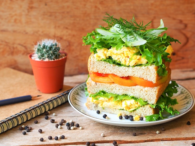 Vue rapprochée d'un sandwich à œufs dans une assiette