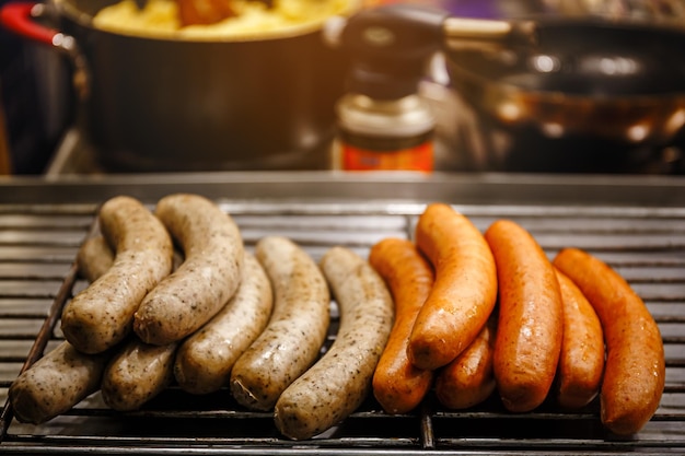 Vue rapprochée des saucisses sur le barbecue