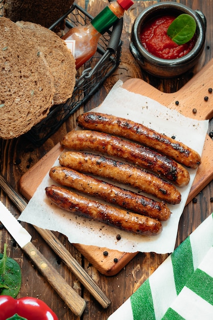 Vue rapprochée des saucisses frites.