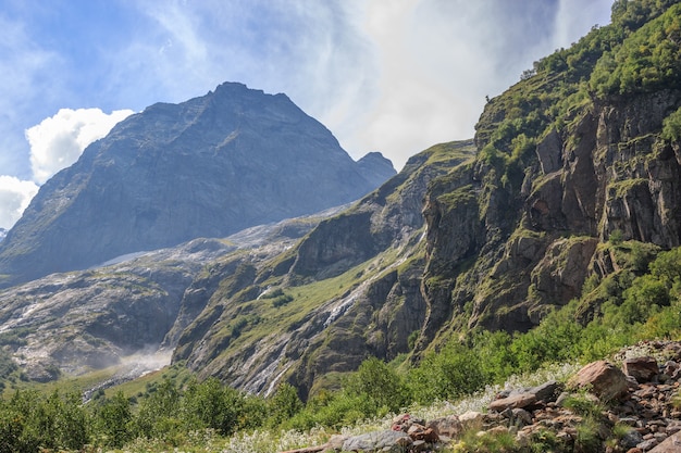 Vue rapprochée des scènes de montagnes dans le parc national Dombai, Caucase, Russie, Europe. Paysage d'été, temps ensoleillé, ciel bleu dramatique et journée ensoleillée