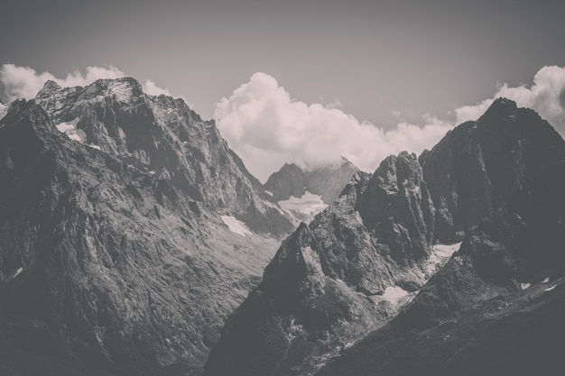Vue rapprochée des scènes de montagnes dans le parc national Dombai, Caucase, Russie, Europe. Paysage d'été, temps ensoleillé, ciel bleu dramatique et journée ensoleillée