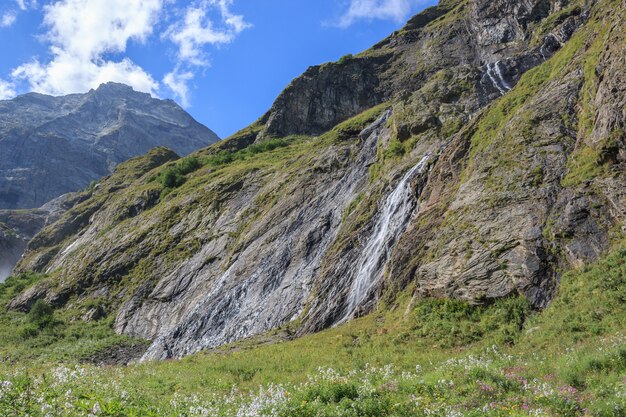 Vue rapprochée des scènes de montagnes dans le parc national Dombai, Caucase, Russie, Europe. Paysage d'été, temps ensoleillé, ciel bleu dramatique et journée ensoleillée