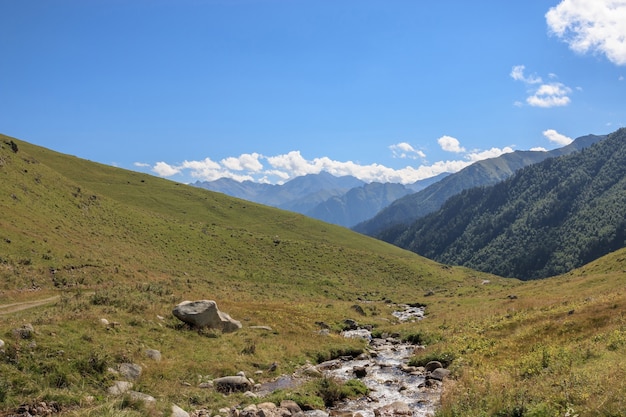 Vue rapprochée des scènes de montagnes dans le parc national Dombai, Caucase, Russie, Europe. Paysage d'été, temps ensoleillé, ciel bleu dramatique et journée ensoleillée