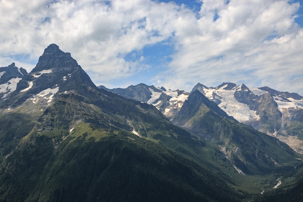 Vue rapprochée des scènes de montagnes dans le parc national Dombai, Caucase, Russie, Europe. Paysage d'été, temps ensoleillé, ciel bleu dramatique et journée ensoleillée