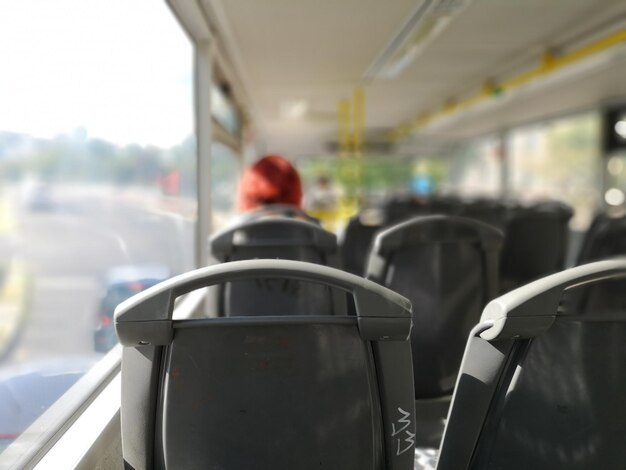 Photo vue rapprochée des sièges dans le bus