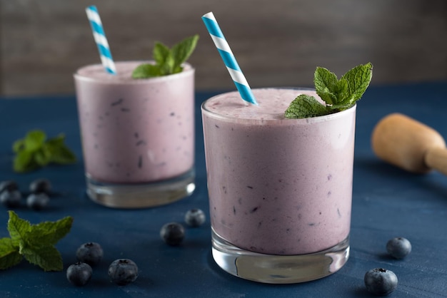 Vue rapprochée d'un smoothie de bleuets dans un verre sur la table