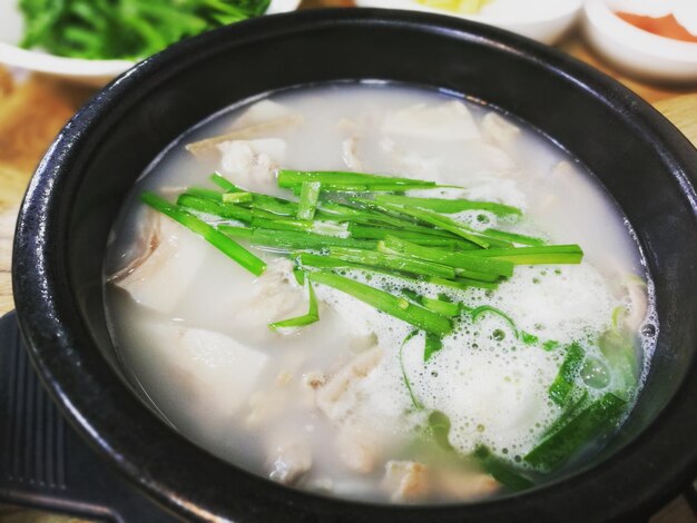 Vue rapprochée de la soupe dans le bol