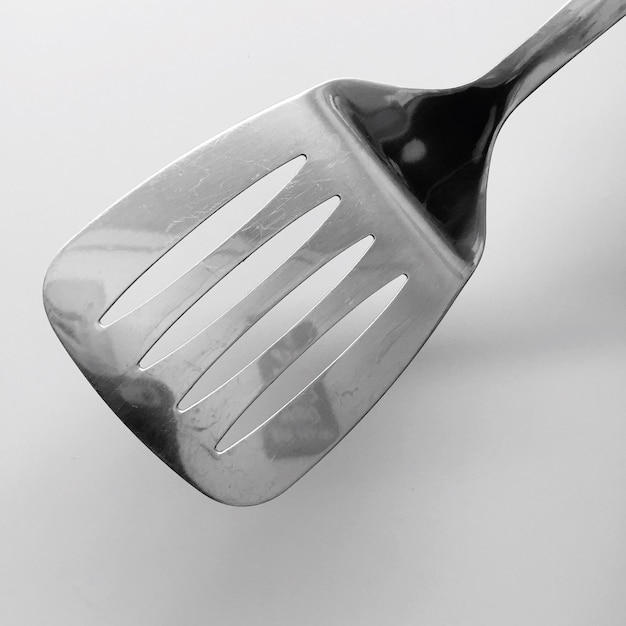 Photo vue rapprochée de la spatule sur fond blanc