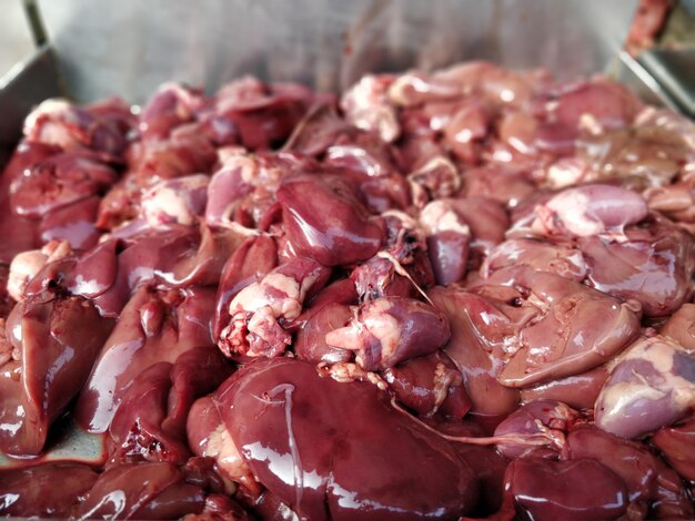 Vue rapprochée d'un stand de marché rouge frais