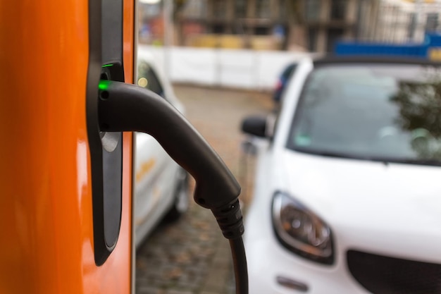 Vue rapprochée de la station de charge des véhicules électriques