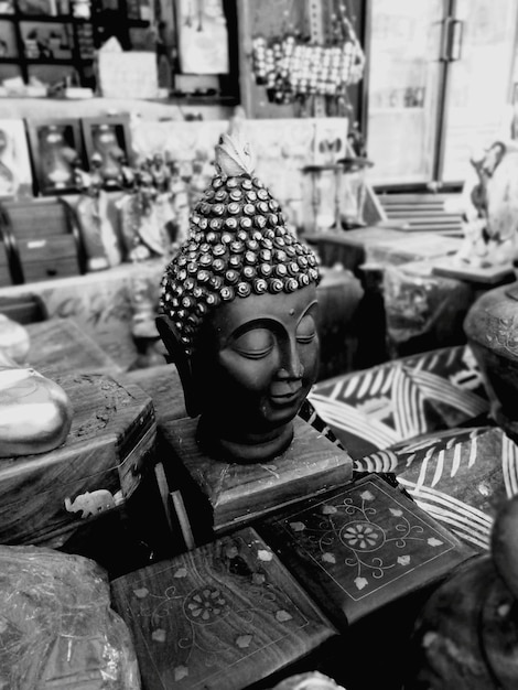 Vue rapprochée de la statue de Bouddha dans le magasin