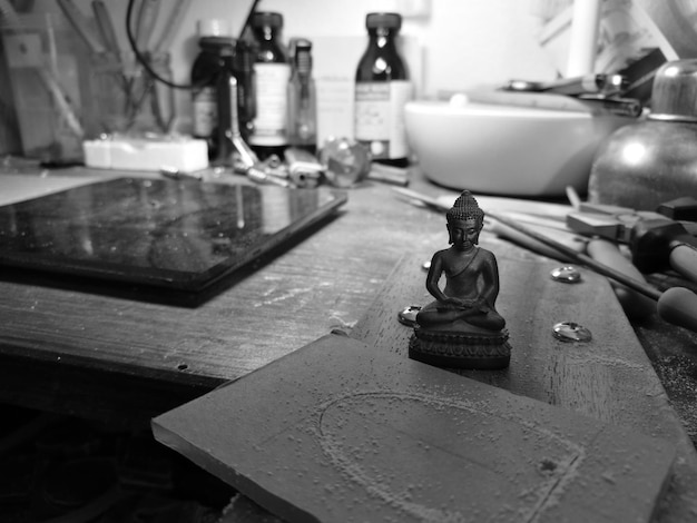 Vue rapprochée de la statue de Bouddha sur la table