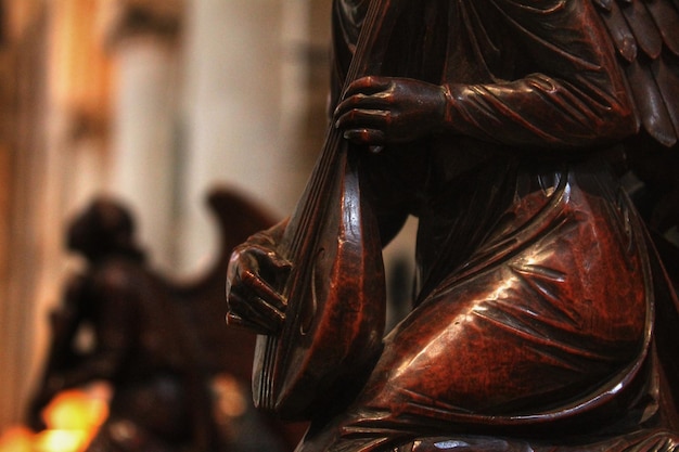 Photo vue rapprochée de la statue dans la cathédrale